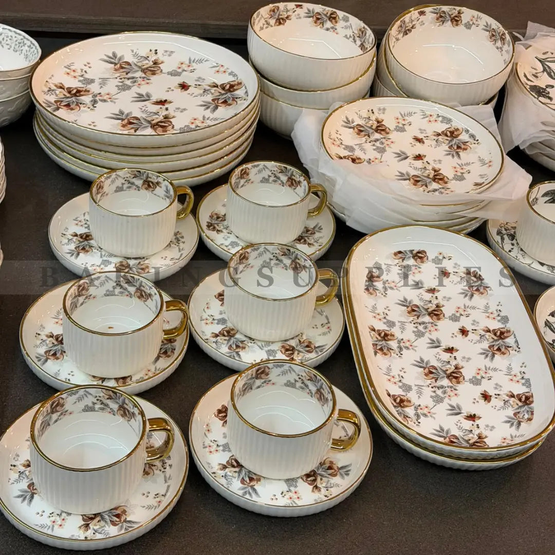 32 Piece Porcelain Dinner Set with Gold Rim