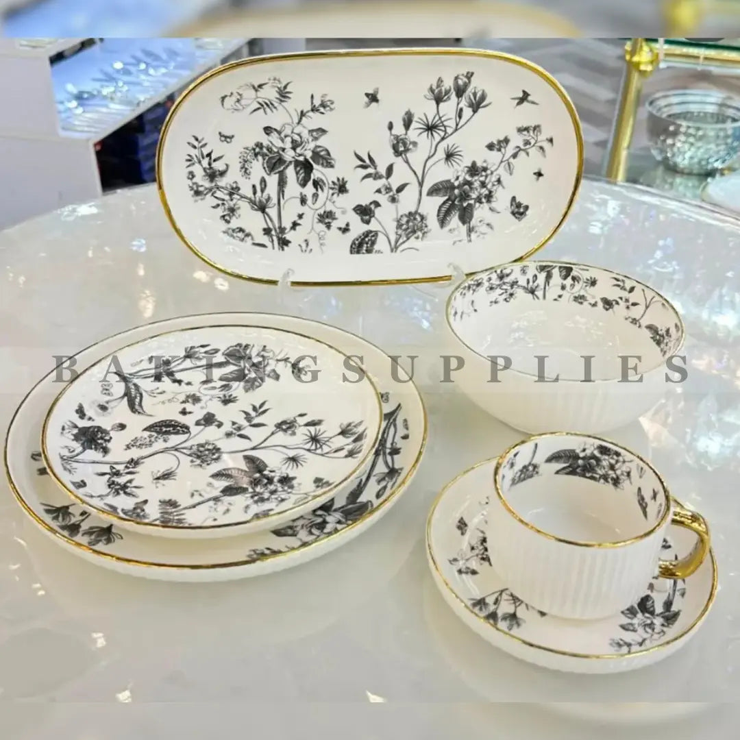 32 Piece Porcelain Dinner Set with Gold Rim